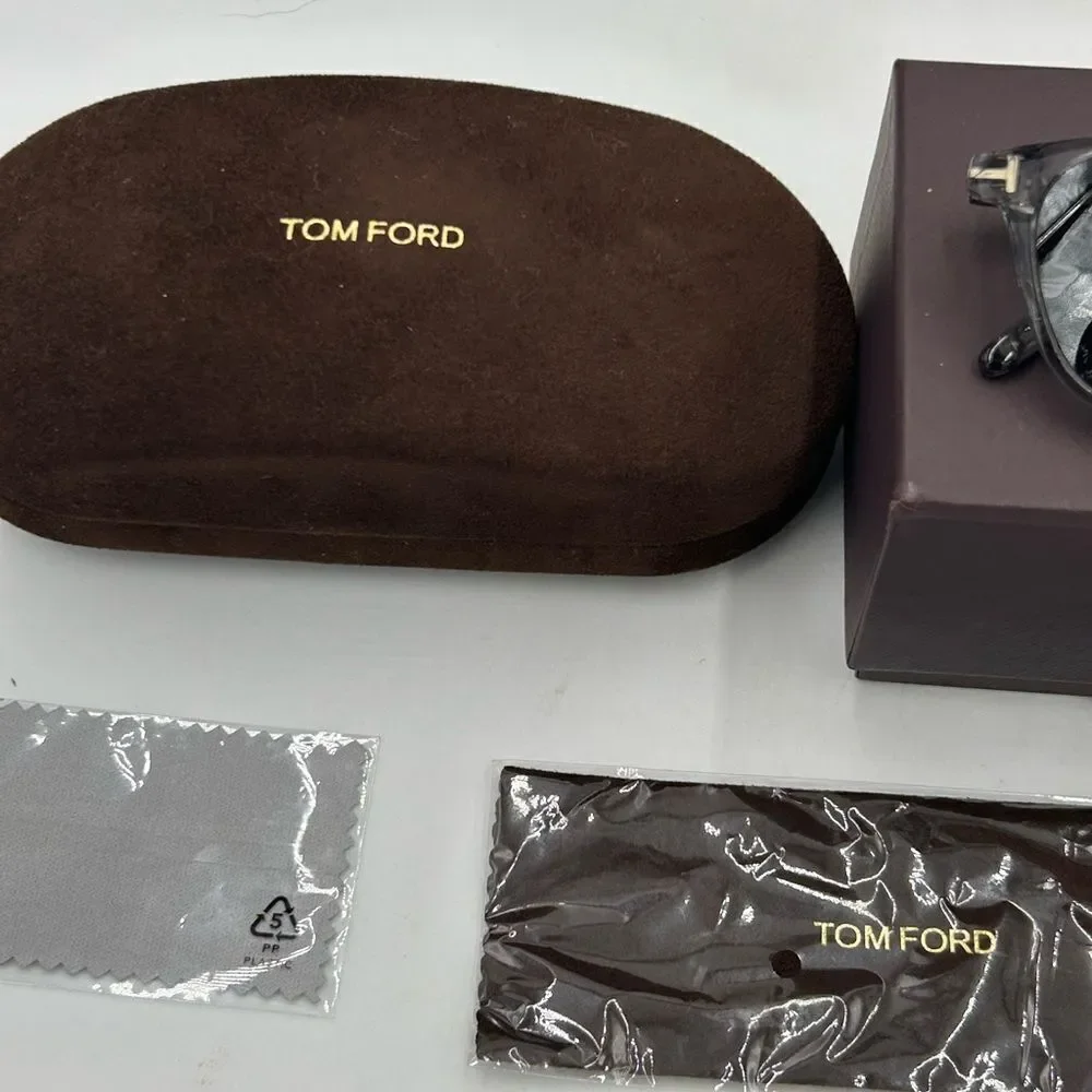 Unisex Tom Ford sunglasses TF1040D 20 C 52818140–2 made in Italy smoke/black